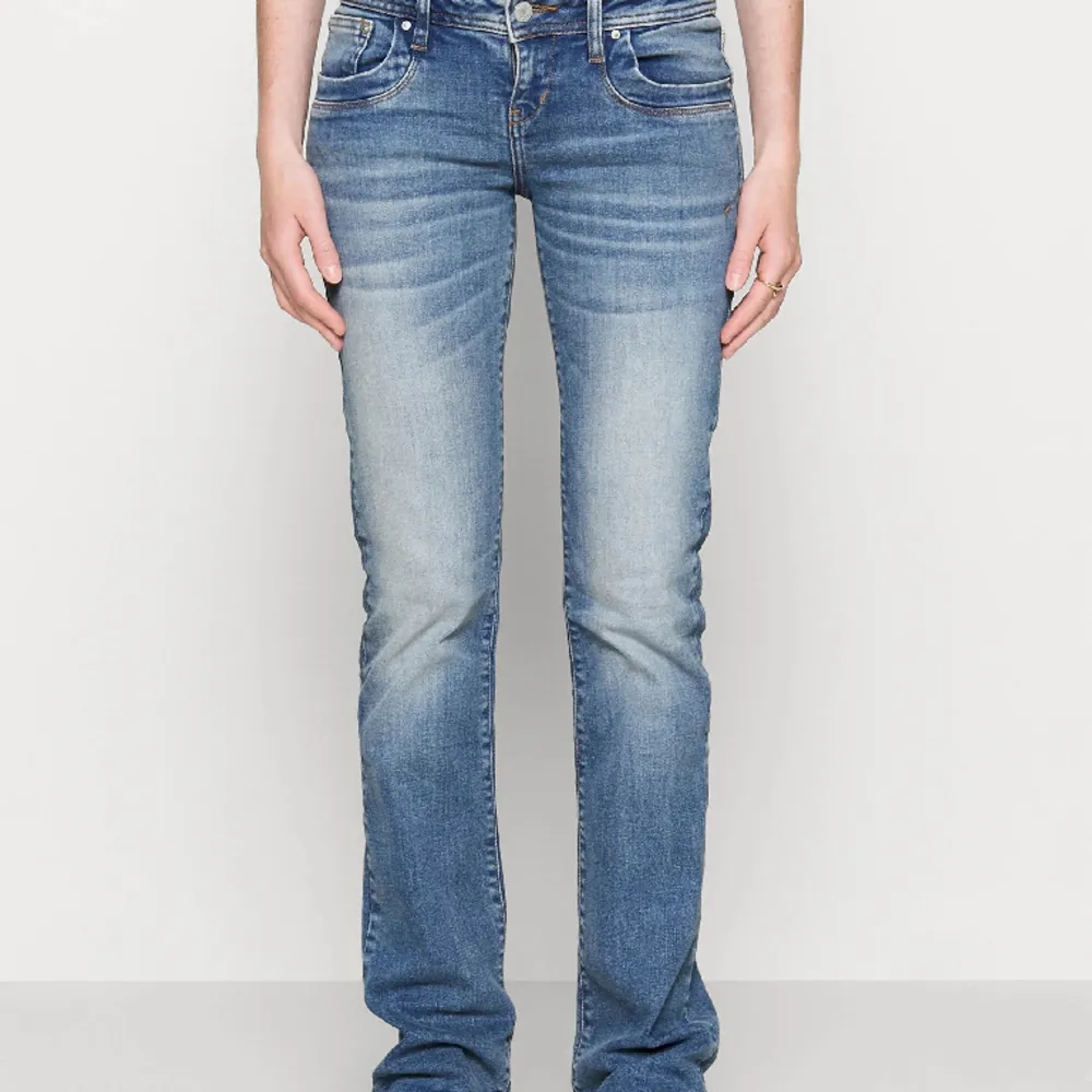 Säljer mina Ltb jeans då dom tyvärr inte passar, dom är i bra skick💓ny pris 900 Kan tänka mig att byta mot ett par w30 eller w31. Jeans & Byxor.