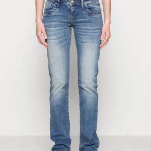 Säljer mina Ltb jeans då dom tyvärr inte passar, dom är i bra skick💓ny pris 900 Kan tänka mig att byta mot ett par w30 eller w31