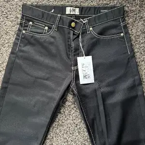Hej,  Säljer ett par byxor / jeans från Eytys i storlek 33/34. Helt nya med etiketten kvar. Säljer då de inte passar mig, de är nämligen något mindre i storleken än 33. Kan skickas eller mötas upp i stan enligt överenskommelse.   / Ludvig 
