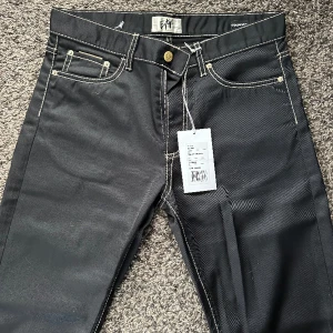 Nya Eytys Cypress Cali Black (33/34) - Hej,  Säljer ett par byxor / jeans från Eytys i storlek 33/34. Helt nya med etiketten kvar. Säljer då de inte passar mig, de är nämligen något mindre i storleken än 33. Kan skickas eller mötas upp i stan enligt överenskommelse.   / Ludvig 