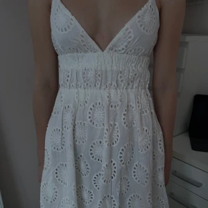 Sommarklänning  - Säljer den här superfina vita långa klänningen. Den är vit lång men en superfin öppen rygg. Den är i fint skick och bara kommit till användning några gånger. Tveka inte att höra av dig vid funderingar eller frågor!🩷