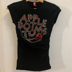 Y2k Apple Bottoms t-shirt 🍎💋 - Super cool t-shirt! En diamant saknas men annars perfekt skick! Skriv om ni har frågor eller om ni vill ha fler bilder 🫶🏼
