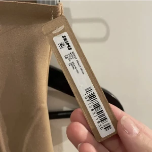 SKIMS SHAPEWEAR  - Säljer denna shapewear från SKIMS som aldrig används, köpte den för liten och den har fortfarande prislappen kvar. 