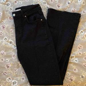 Säljer dessa midwaist bootcut jeans från Gina Tricot, storlek 38 😊 Originalpris: 599kr, mitt pris: 100kr