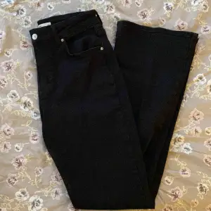 Säljer dessa midwaist bootcut jeans från Gina Tricot, storlek 38 😊 Originalpris: 599kr, mitt pris: 100kr