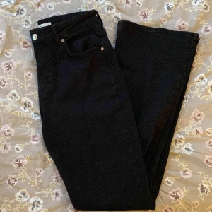 Gina bootcut jeans  - Säljer dessa midwaist bootcut jeans från Gina Tricot, storlek 38 😊 Originalpris: 599kr, mitt pris: 100kr