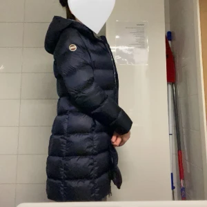 Colmar jacka  - Säljer denna jacka i jätte fint skick som jag bara använt 2-3 gånger pågrund av att jag vill ha en ny, Kan även tänka mig byta mot en svart i samma storlek 😀