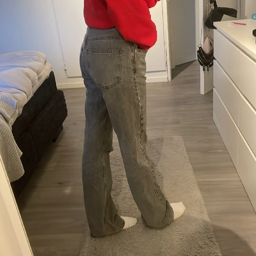 Från gina, sparsamt använda. Mid waist. Perfekt längd för mkg som är 165. . Jeans & Byxor.