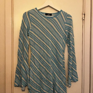 Sommarklänning - Super fin sommarklänning i runt stickat material. Perfekt för sommaren och stranden. Säljer då den va lite för kort för min smak. Storlek S. Tveka inte att höra av dig om du har några frågor. 