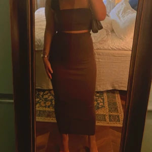 Topp och kjol set  - Ett set i storlek S, använd 1 gång. Köpt på Gina tricot.  Färgen : brun 