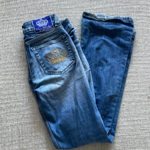Victoria beckham Rock&republick jeans - Låg midjade jeans storlek 28 Snygga men saknar en pärla på den ena fickan, man märker knappast det