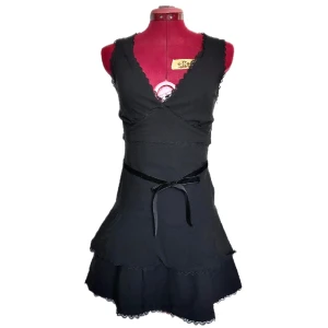 Volang klänning  - Superfin och classy klänning från Zara. Fina volanger och spetsdetaljer. Fint skick! Det enda jag kan se och anmärka på är sammetssnöret som har några ”tomma” fläckar pga känsligt material.   Formar sig fint på kroppen🫶🏻