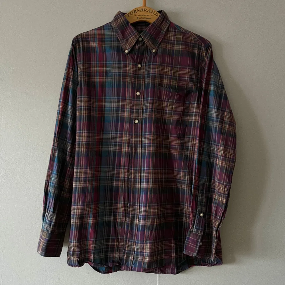 En pangsnygg Ralph Lauren-skjorta som tillhört min partner och som jag nu hjälper till att sälja. Superfin och i toppenskick - RRP 1500. . Skjortor.