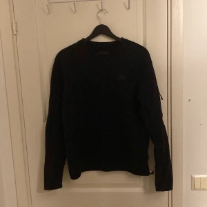 Nike tech fleece utan huva - Tjena, säljer nu min Nike tech fleece utan huva pga att de inte kommer till användning längre, skick 10/10 märker ingen skillnad på en ny och den här. Pris kan diskuteras skriv vid funderingar.