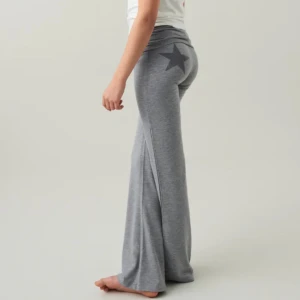 Gråa yoga pants  - Säljer dessa yoga pants från Young Gina. De har lappen kvar och är i nyskick, aldrig använda. De har en stjärna bak och är i storlek 146/152😍De är även bootcut, säljer för 200kr! (Första bilden är inte min), innerbenslängden är 72cm!