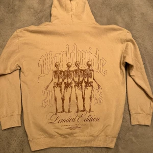 Tröja med tryck - Säljer denna hoodie för att bli av med mer kläder! Passar inte mig längre. Pris går att diskuteras.  Står ej för frakt !💕