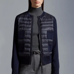 SÖKER Moncler cardigan  - Hejj jag söker en moncler Cardigans svart elr blå  i storlek xs-m, priset ska helst vara mellan 2000-2500, KVITTO BEHÖVS 💗💗