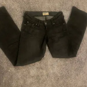 Super snygga Low waist Bootcut jeans från lee som jag älskar men börjar bli för korta! Strl 24/30 och super skick!!!! Original pris 899❣️