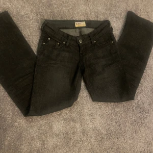 SUPER Low waist Bootcut jeans från Lee - Super snygga Low waist Bootcut jeans från lee! Strl 24/30 och super skick!!!! Original pris 899❣️
