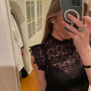 Jacqueline de Yong spetsblus  - Finaste blusen i spets!! Perfekt till fest. Använd ca 2 gånger ⭐️ köpt på Miinto för ca 1500, pris är diskuterbart, går ned vid snabb affär 💖❤️‍🔥m på lappen men sitter som en xs/s