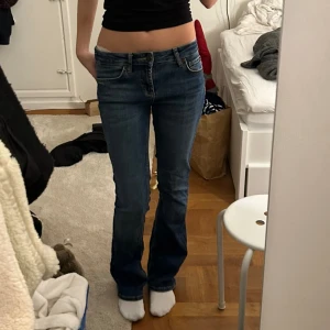 jeans zara - de trendiga jeansen från zara! midjemått 34cm innerbenslängd 80cm