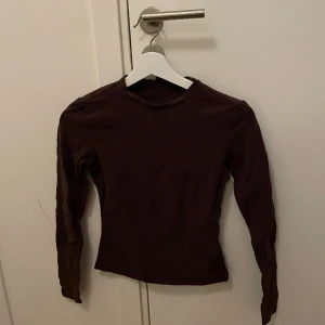 Långärmad tshirt - Brun tight långärmad tshirt! Jättebekväm och nästan oanvänd.🩷