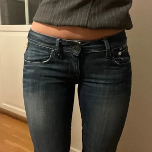 G-star jeans - En av de snyggaste jeansen jag äger men tyvärr lite för små för mig!! Hör av er om ni vill ha bilder på!!💕🫶🏻  Storleken är lite off men passar mig som brukar bära 36 väldigt bra!💕