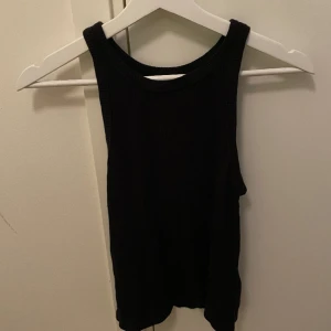 Svart linne - Jätteskönt svart linne lite ribbat, bra skick men används inte längre🩷