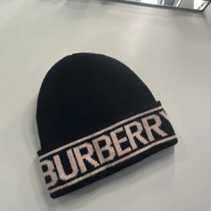 Burberry - mössa - Mössan är knappt använd köptes för drygt en månad sen här på Plick köpte den men prislappen på så den va även oanvänd då, vet dock inte om den är äkta men den ser ut som den originella. Köptes för 500