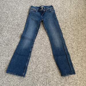 Säljer dessa fina jeans från Gina. De kostar 350 och jag säljer för 150kr. Jag har inte använt de mycket och det är inget fel på de. Jag använder inte de för jag är för lång. ❤️ de är storlek 164cm. 