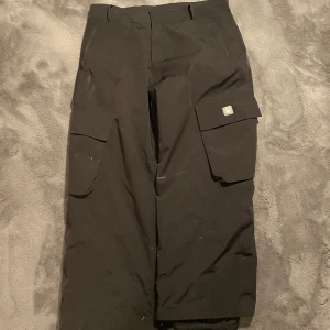 Harlaut Apparel Skid byxor  - Säljer dessa baggy Skid byxor som många vill ha  Har några skråmor vid hälen och revor  Annars bra skick  Pris kan diskuteras 