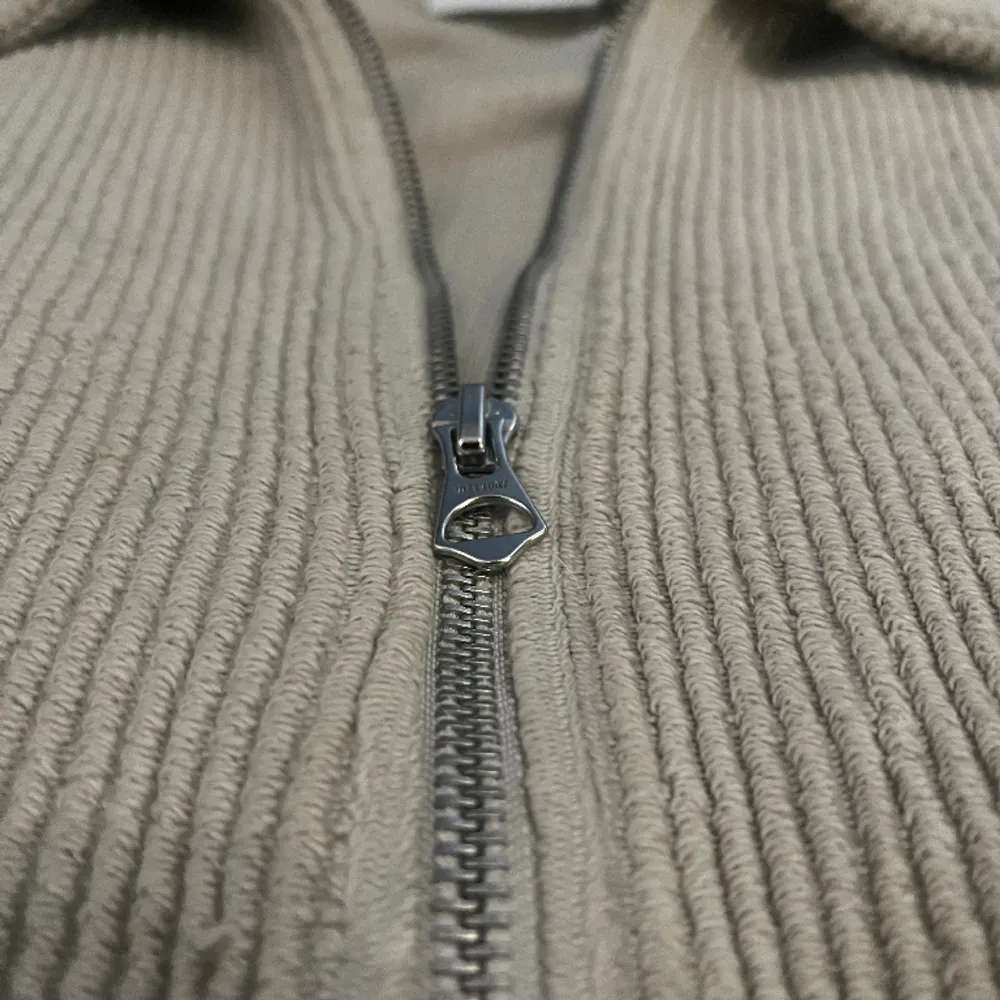 En zip tröja i toppskick med riktigt mjukt och bekvämt matrial - storlek M . Tröjor & Koftor.