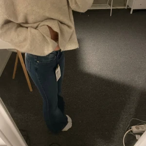 Vero Moda jeans - Säljer ett par helt nya lågmidjade VERO MODA jeans då färgen var lite mörkare än jag förväntade mig💞💞säljer för original pris💞