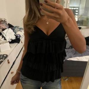 Snygg volangtopp - Snygg volangkjol med lite spets också ❤️ Så najs till middagar eller fest 🔥🔥 Märket är ”calliope” och e i strl S