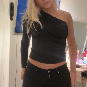 Supersnygg One Shoulder!❤️‍🔥 - Säljer nu min supersnygga one shoulder topp från Hm❤️‍🔥 Endast använd en gång!  Nypris: 179kr  Mitt pris 130kr🔥