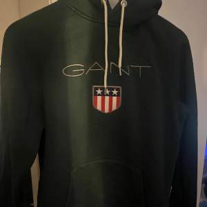 Säljer nu denna snygga hoodie från Gant. Tröjan är knappast använd och är i super bra skick. Om du har några fler funderingar är det bara att slå ett dm👍🏼