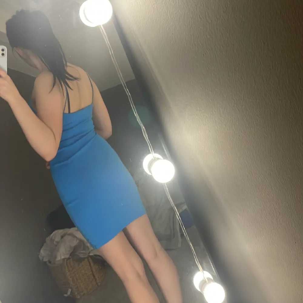 Säljer denna underbara blåa klänningen från zara då den inte kommer till användning längre. Använd ett fåtal gånger❣️. Klänningar.