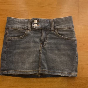 Jeanskjol - Jättefin jeanskjol som tyvärr inte kommer till användning, bra skick❤️