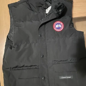 Canada goose väst med silk-päls runt nacken. - Aldrig använd och tänker inte använda den. Fick den som ett present och det här är inte min stil. Vill ha pengar för min brorsas födelsedags present. 
