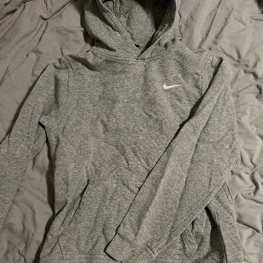 Säljer en Nike hoodie i barn storlek XL, väldigt fin, använd men inget som syns! . Hoodies.