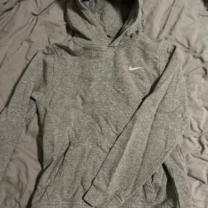 Säljer en Nike hoodie i barn storlek XL, väldigt fin, använd men inget som syns! 