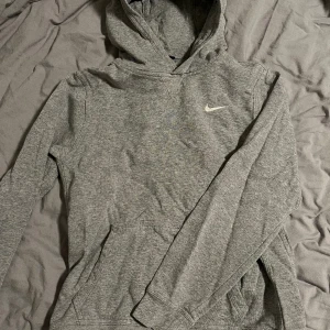Hoodie  - Säljer en Nike hoodie i barn storlek XL, väldigt fin, använd men inget som syns! 