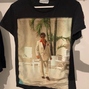 Bastille t shirt  - En sparsamt använd Bastille t shirt. Väldigt bra skick. Storlek S.  Givetvis äkta. Pris kan diskuteras. 