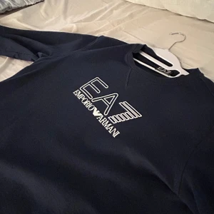 Oanvänd EA7 tröja S - Säljer min oanvända EA7 tröja storlek S, mycket fin tröja med skönt material. Tröjan sitter bra och synliggör  konturerna runt ens armar väldigt galant. Pris går o diskutera  