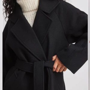 Svart kappa - Säljer denna fina kappan. Helt ny & oanvänd prislappen hänger kvar.  Från nakd. nypris 1499 kr. 