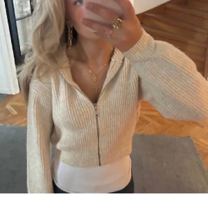 Fin stickad kofta - Säljer denna fina koftan fårn zara barn som jag bara använt 2 gånger. Första bilden är lånad resten är mina❤️Inga defekter 