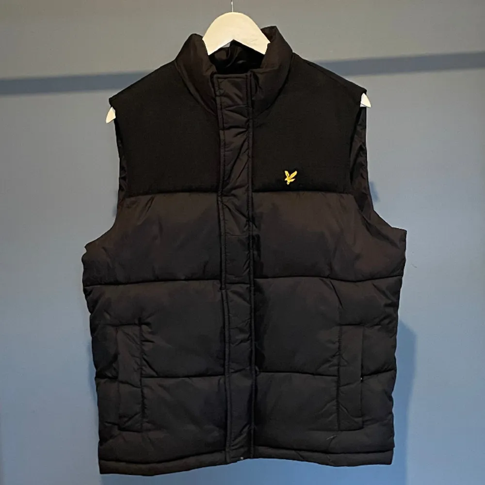 Jag säljer nu min Lyle scott väst som jag köpte för 1200kr på mall of scandinavia. Västen är bara använd några gånger. Storlek M passar L.. Jackor.