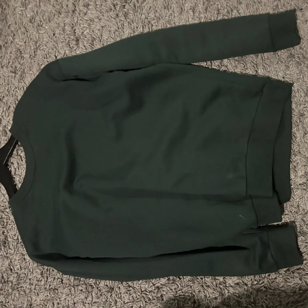 En grön sweatshirt från lager 157 i storlek s men passar mer m. Hoodies.