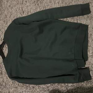 En grön sweatshirt från lager 157 i storlek s men passar mer m