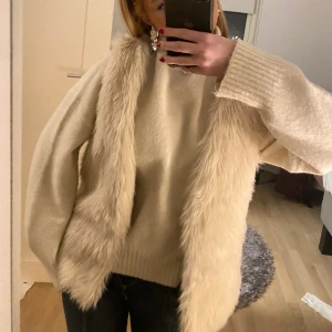 Päls väst - Jätte fin vit päls väst som jag köpte för en vecka sen men känner mig inte bekväm i de❤️